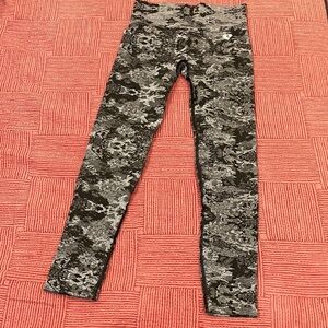 Womens Best brand medium Gray Camouflage Leggings